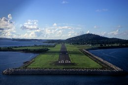 Aéroport;-Archipel-des-Comores;-Digue;-France;-Infrastructure;-Kaleidos;-Kaleidos-images;-La-parole-à-limage;-Laurent-Abad;-Mayotte;-Mer;-Océan-Indien;-Piste-datterrissage;-Stories-Pictures;-Vue-aérienne